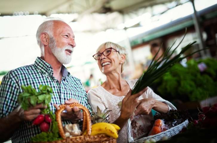 couple at farmers market with healthy food