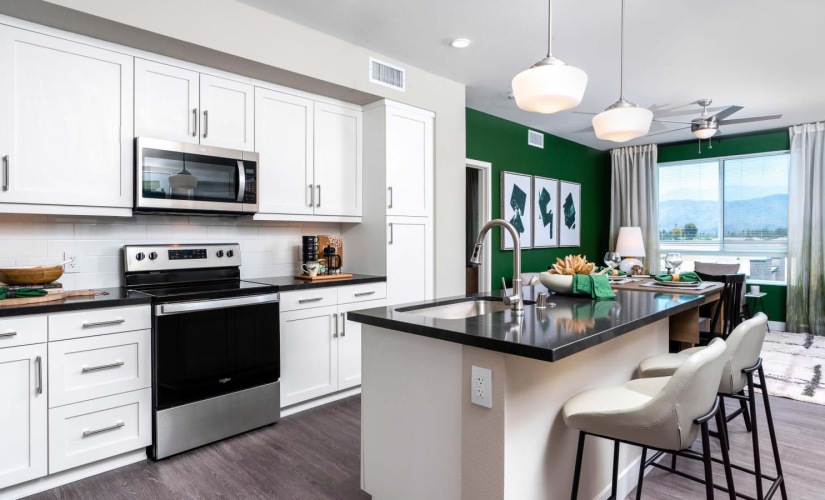 2BR, 2BA - 1050 SF