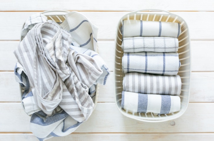 Two-baskets-with-towels-one-cluttered-one-decluttered-Overture